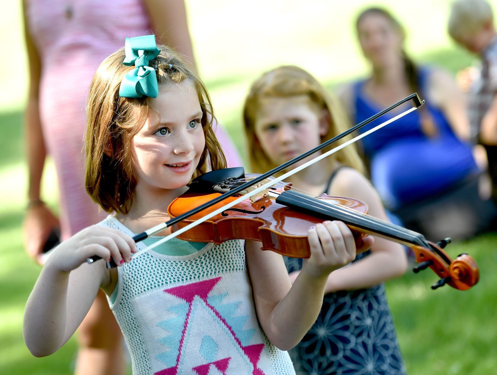 Lexis Hausmann plays the violin